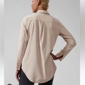 Athleta Urbanite top in beige